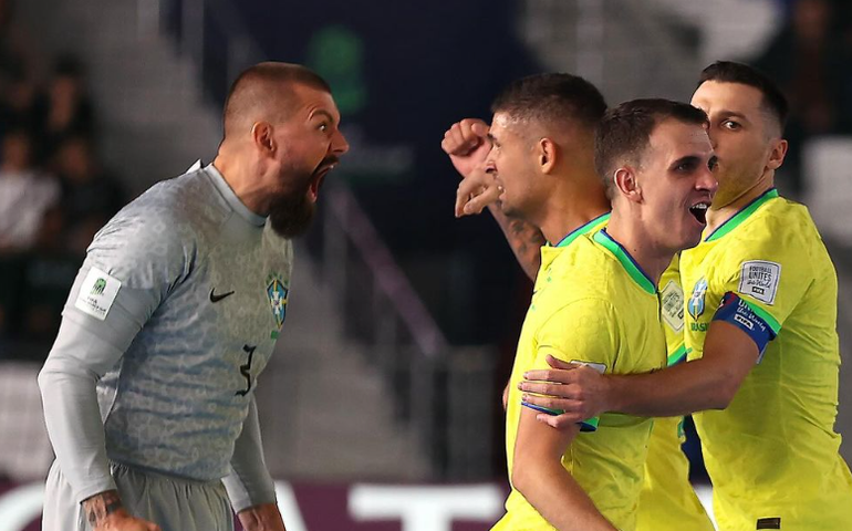 Brasil sofre no fim, mas derrota Marrocos e avança à semifinal da Copa do Mundo de futsal