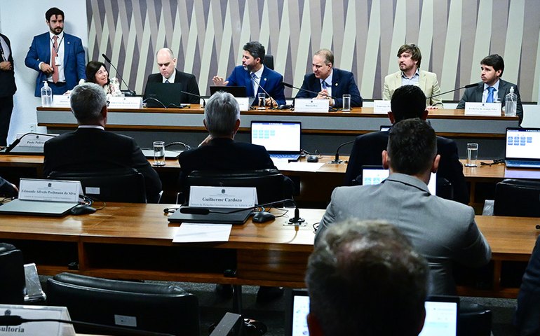 Custo ao consumidor e energia limpa desafiam sistema elétrico, mostra debate