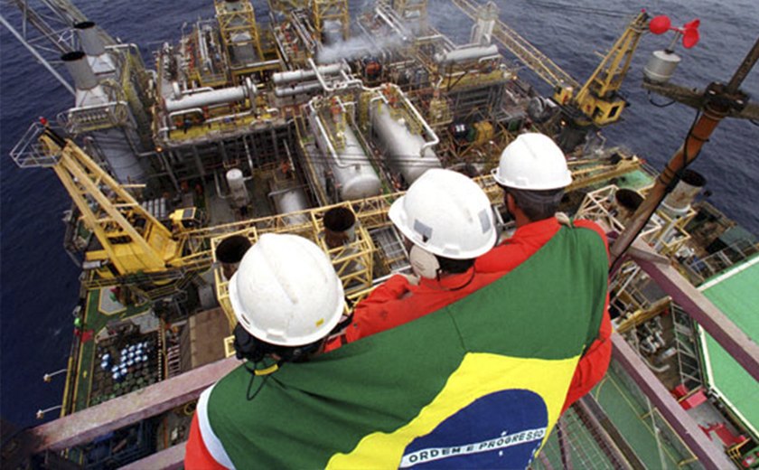 Petroleiros vão fazer assembleias para definir greve