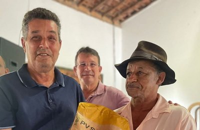 Prefeitura de Branquinha entrega mais de 2 toneladas de milho e uma carreta agrícola 