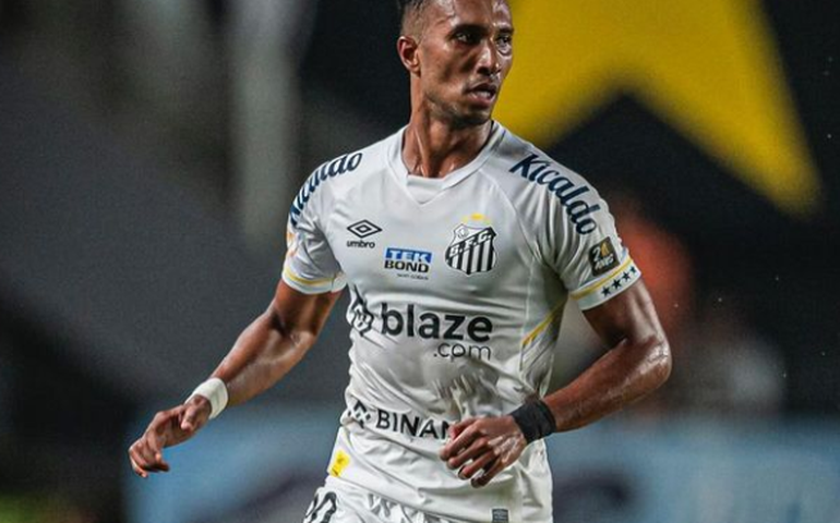 Lucas Braga celebra pausa em 'sequência assustadora' e exalta evolução defensiva do Santos
