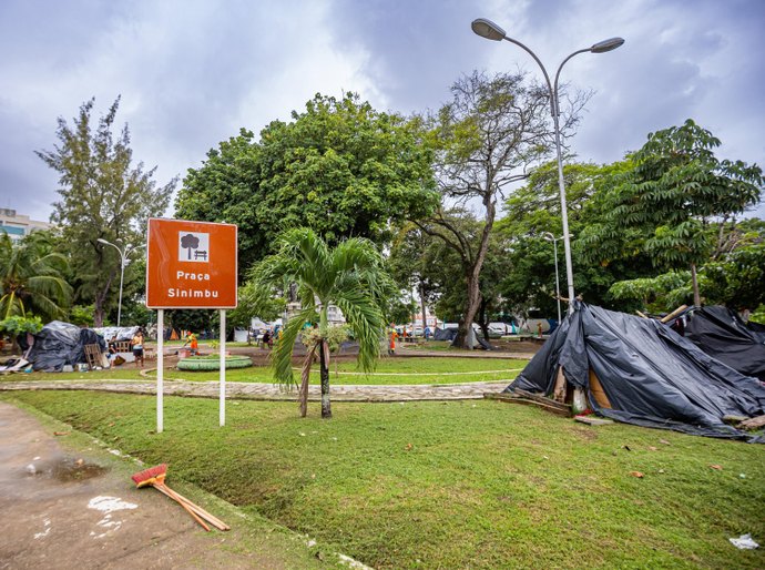 Prefeitura de Maceió retira famílias em situação de rua da Praça Sinimbu