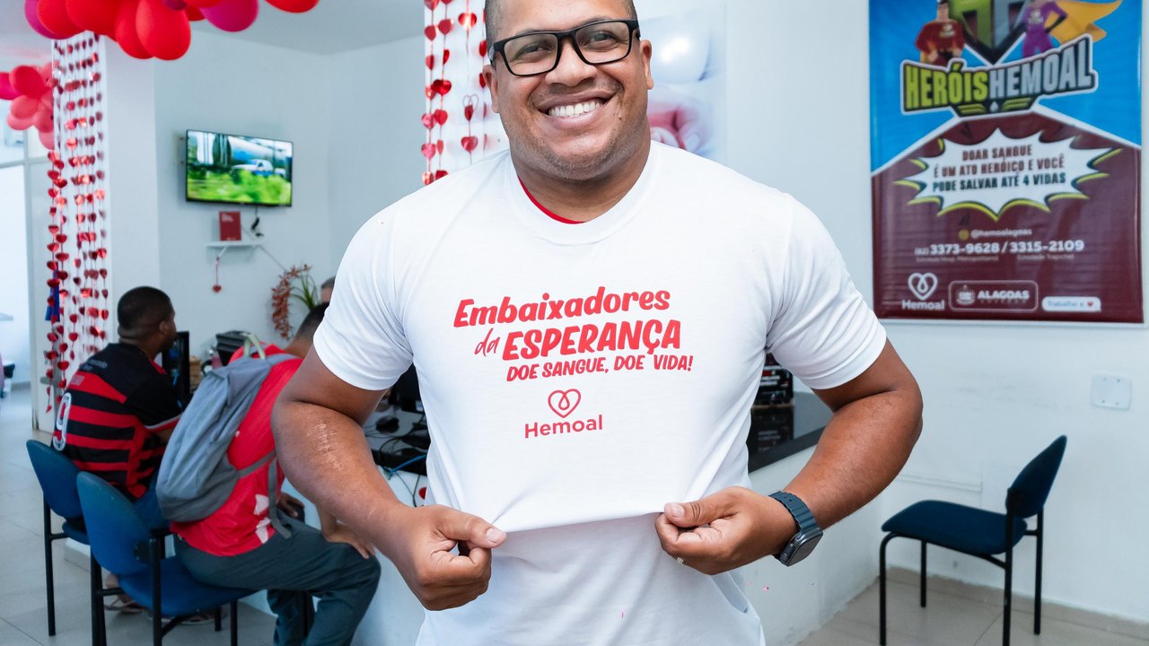 Hemoal comemora Dia do Doador de Sangue homenageando professor que há 21 anos pratica o gesto voluntário