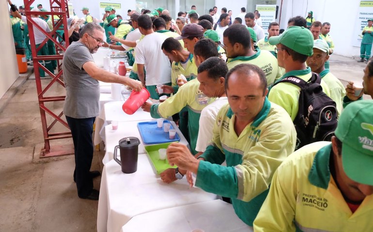 Marcelo Palmeira comemora Abril Verde com garis de Maceió