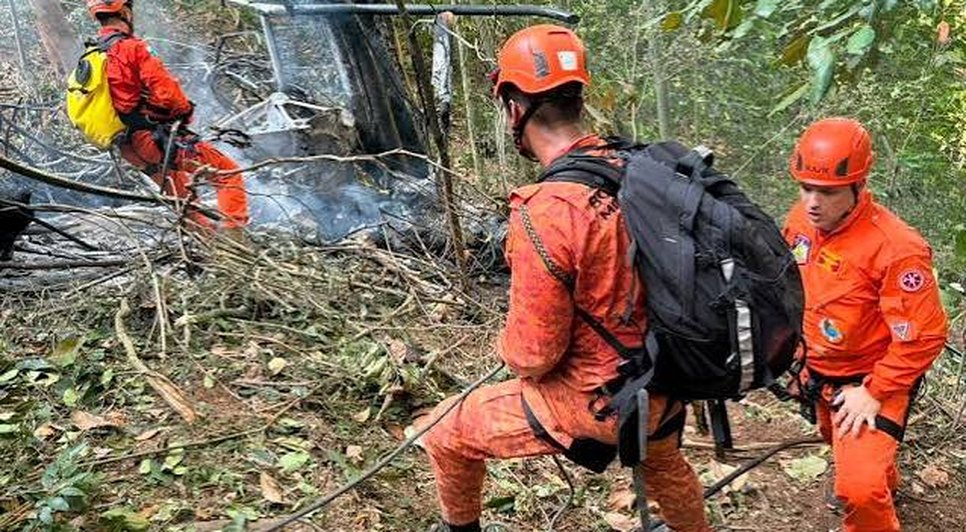 Equipe dos Bombeiros precisou avançar por área de mata de difícil acesso para chegar à aeronave, que caiu perto do Cristo Redentor