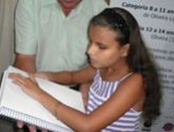 Garota com deficiência visual se emocionou ao ganhar a Palavra de Deus