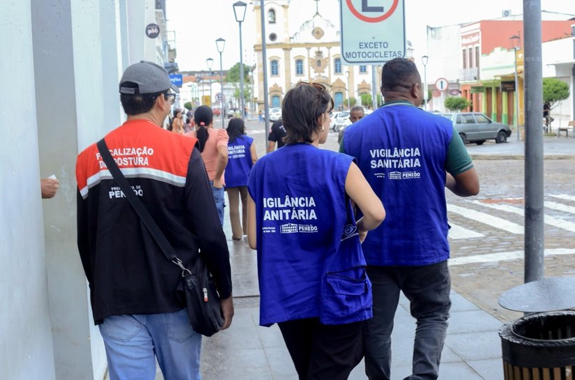 Prefeitura de Penedo orienta e fiscaliza comércio ambulante no Centro Histórico