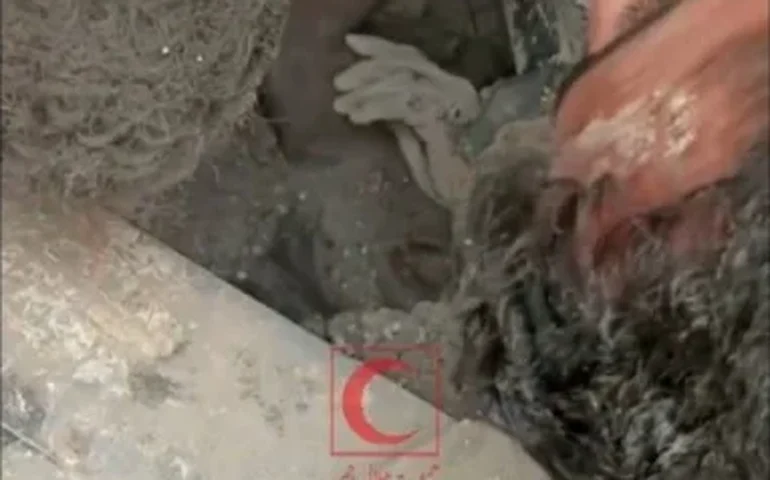 Equipes de resgate retiram pessoa dos escombros após ataque nos arredores de Teerã