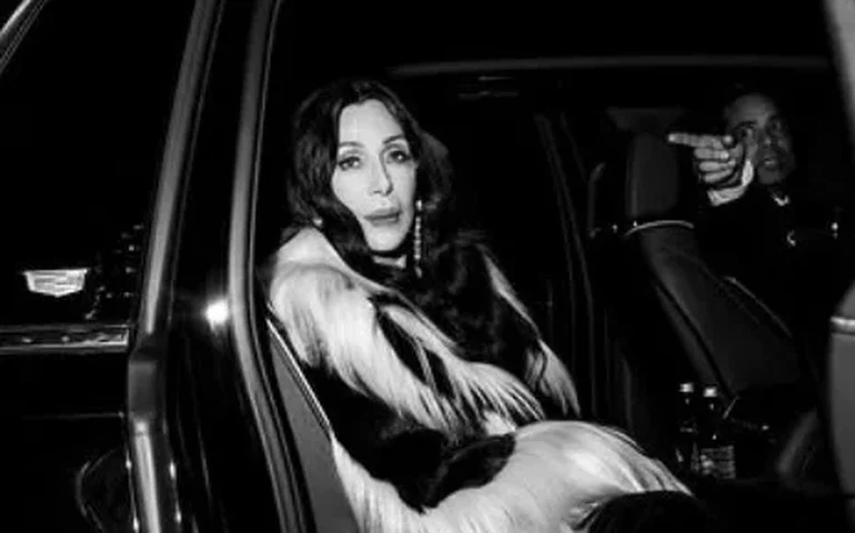 Cher descobre neta de 15 anos e inicia aproximação, revela jornal britânico