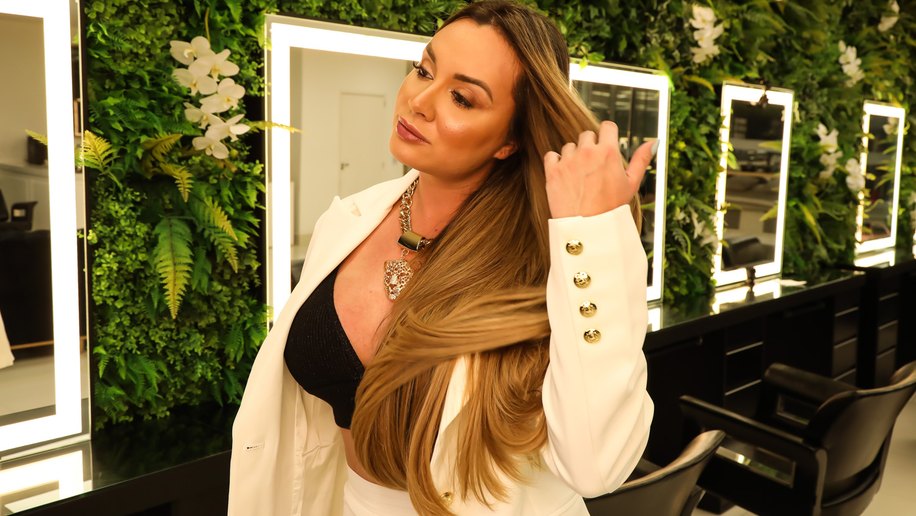 Após 10 anos loira, Juju Salimeni muda o visual e surge morena iluminada