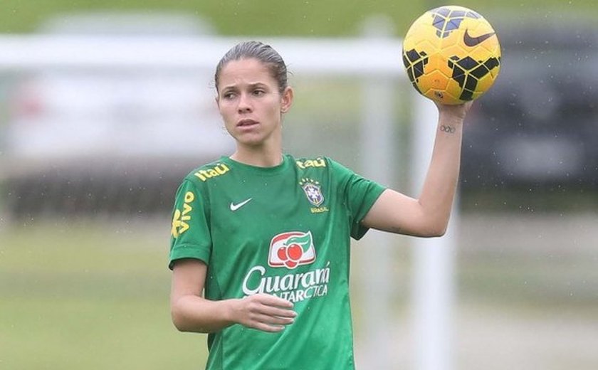 Zagueira Erika rompe os ligamentos do joelho e desfalca Corinthians e a seleção