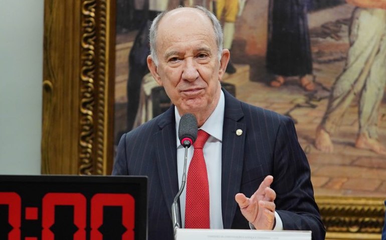 Rui Falcão desafia grupo de Lula e lança candidatura à presidência do PT