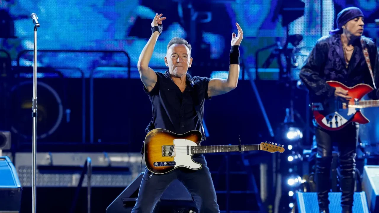 Bruce Springsteen critica Trump durante turnê: 'Estamos vivendo tempos muito sombrios'