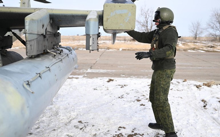 Exército russo atinge depósitos de combustível e bases de mercenários na Ucrânia