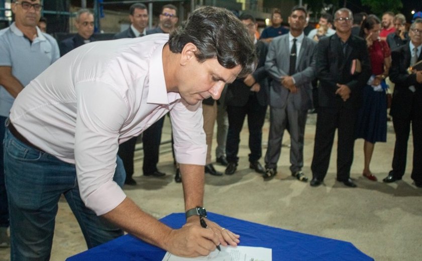 Prefeito Marcelo Beltrão assina ordem de serviço para construção de um grande monumento na Praça da Bíblia