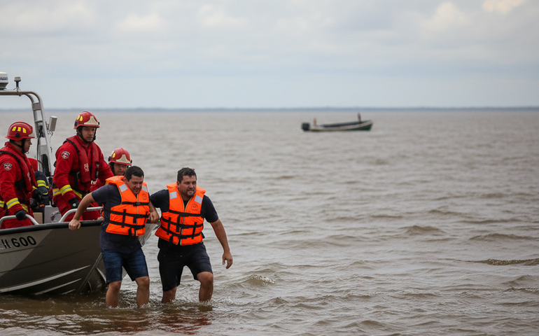 Três pessoas são resgatadas após 20 horas à deriva em rio de SP