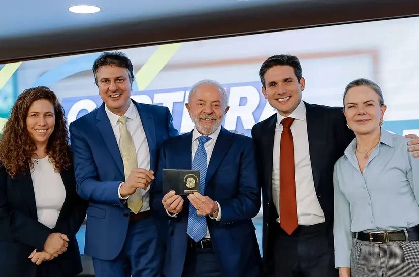 Lula sanciona lei que cria Carteira Nacional do Professor