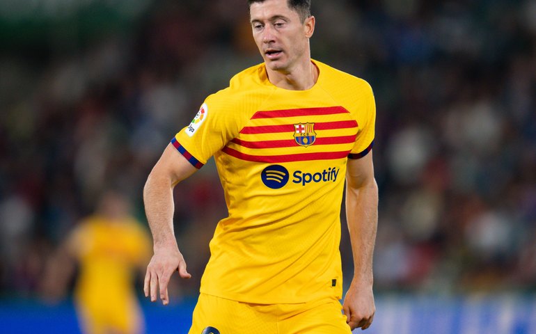 Lewandwoski faz 2, Barcelona passeia sobre lanterna e dispara ponta do Espanhol