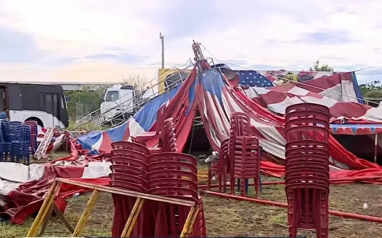 Lona de circo desaba durante temporal e deixa feridos no RS