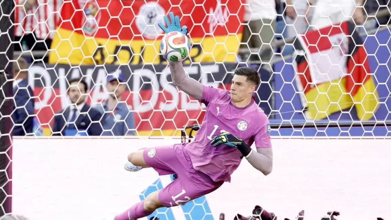 Destaque da Copa, goleiro do Paraguai abre portas para Torino