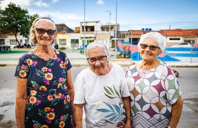 Idosas que testemunharam transformação da Ponta Grossa se tornam "zeladoras" da praça Getúlio Vargas