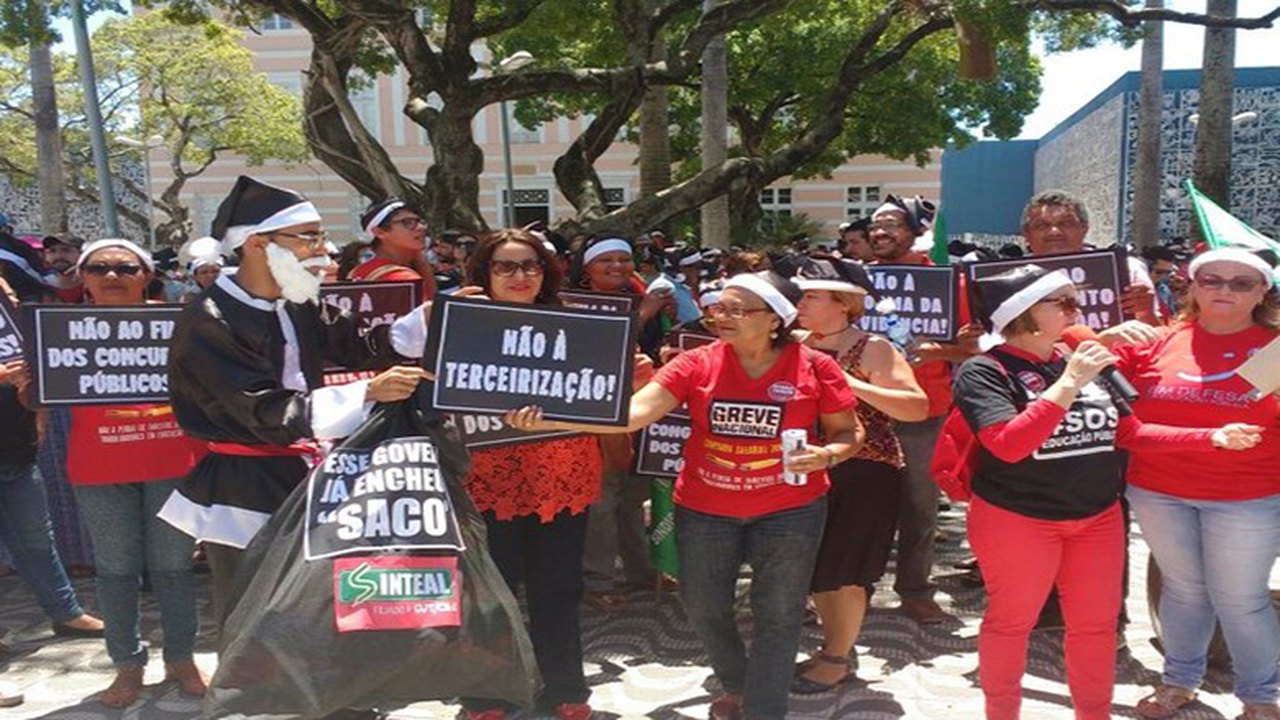 Manifestantes protestam contra a PEC dos gastos públicos em Maceió