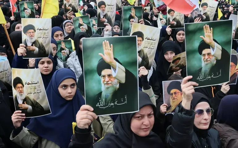 Em decisão inédita, governo do Líbano bane atividades militares do Hezbollah