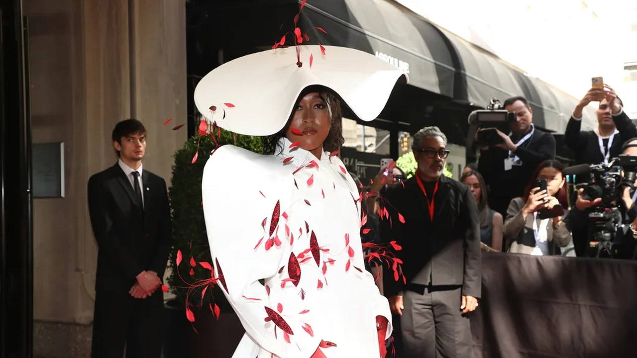 Convidados do Met Gala chegam ao tapete em obras de arte dramáticas