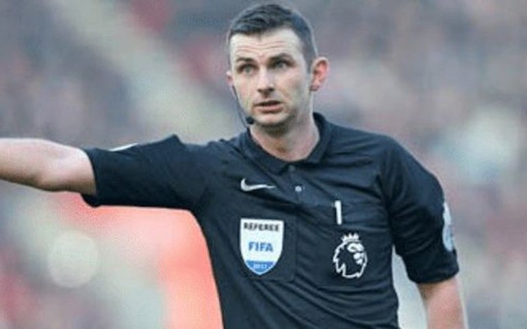 Polícia investiga ameaças a árbitro inglês que expulsou jogador do Arsenal no sábado