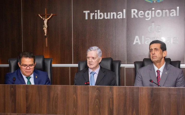 Depois da batalha judicial, Paulão perde mandato e Nivaldo Albuquerque assume vaga na Câmara