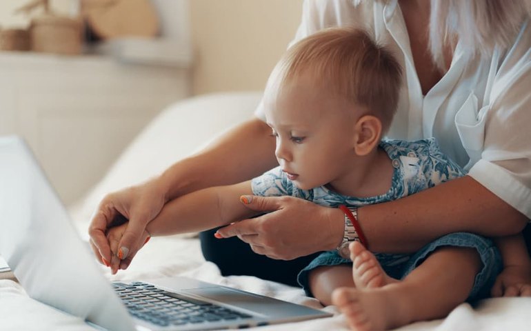 Tempo de tela em telefone e TV é associado com lentidão no desenvolvimento infantil; entenda