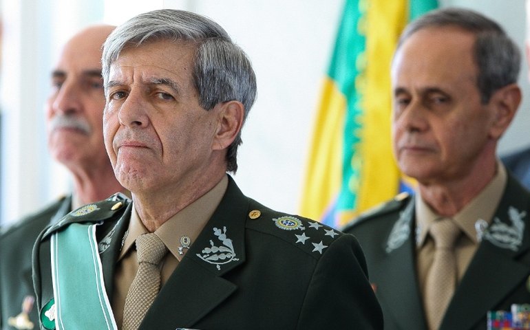 Censura inédita na Escola Superior de Guerra e carta de Heleno mostram a falta de apreço dos militares pela democracia