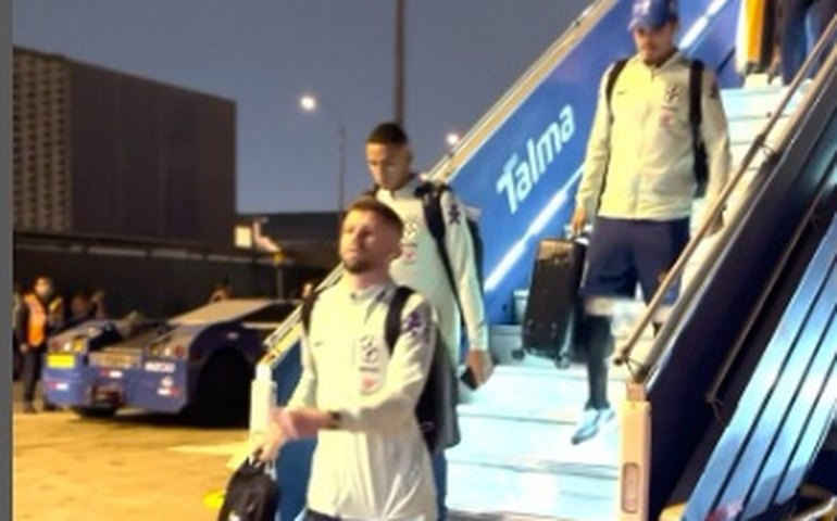 Seleção brasileira desembarca em Lima com recepção calorosa antes de duelo com o Peru