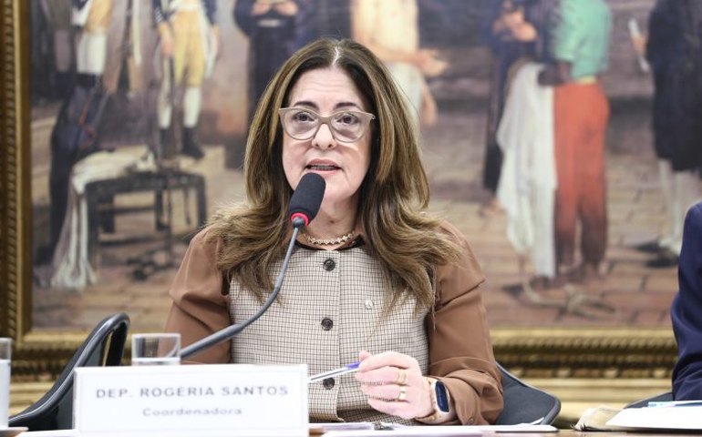 Comissão aprova fixação de placas sobre entrega de criança para adoção