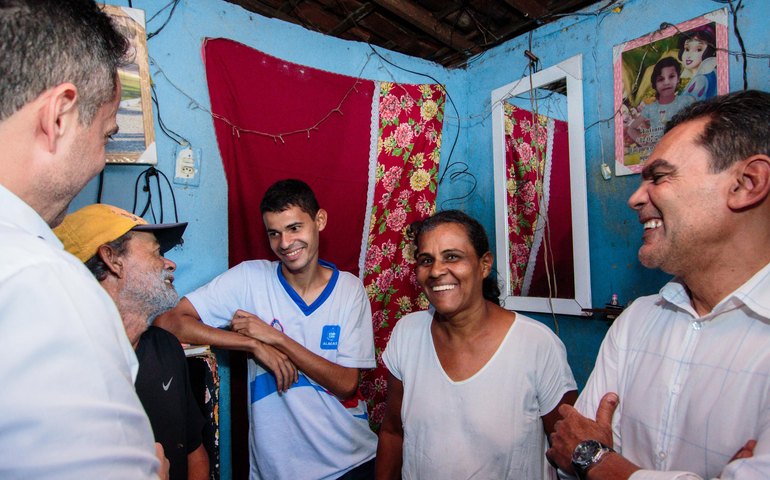 Governador visita estudante em São Sebastião e reforça compromisso com a educação