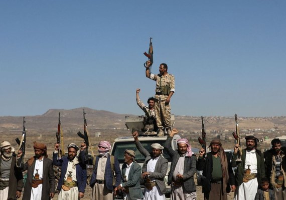 EUA e Reino Unido lançam novos ataques a alvos houthis no Iêmen