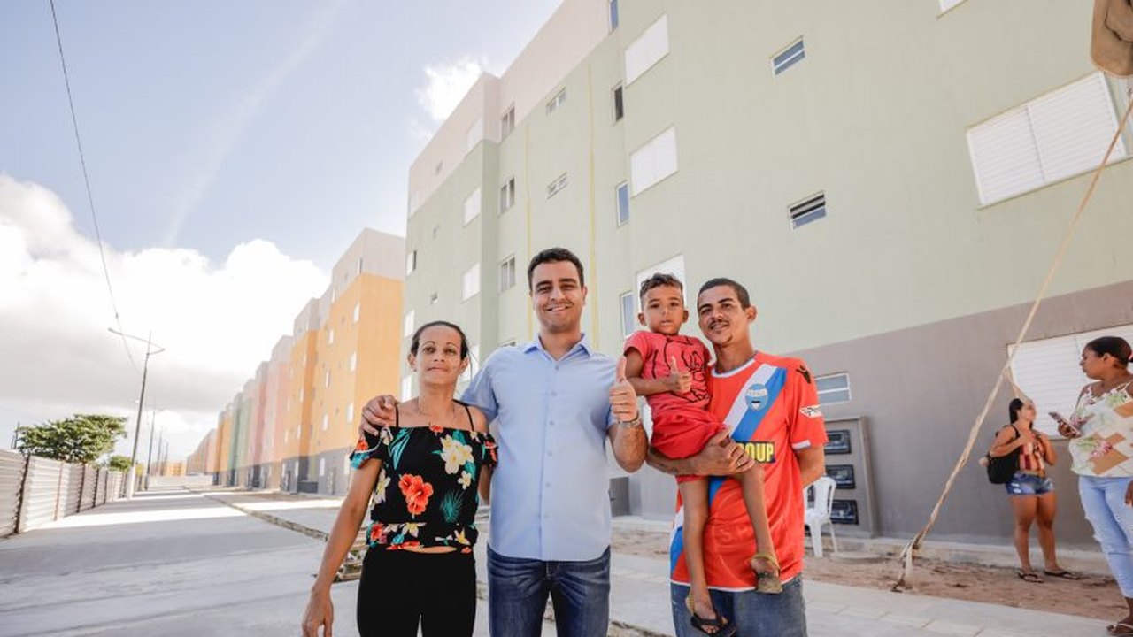 Prefeito JHC entrega chaves dos primeiros apartamentos do Parque da Lagoa