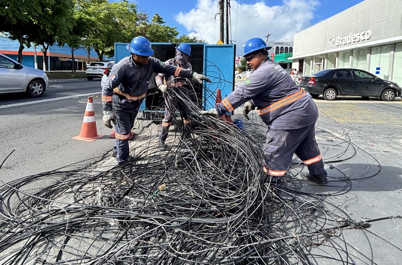 Ilumina realiza ação emergencial do Projeto Poste Limpo após incêndio em fiação na Av. Fernandes Lima