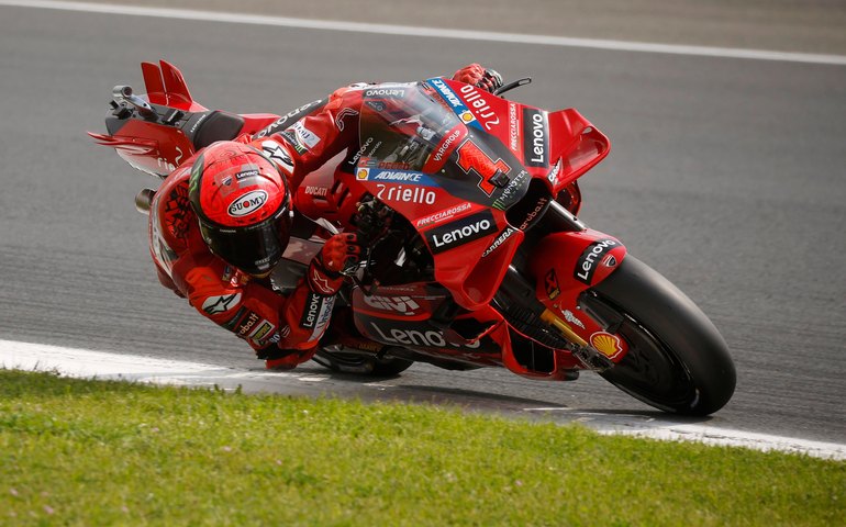 Pecco Bagnaia supera chuva e bandeiras amarelas e crava a pole na etapa da Alemanha da MotoGP
