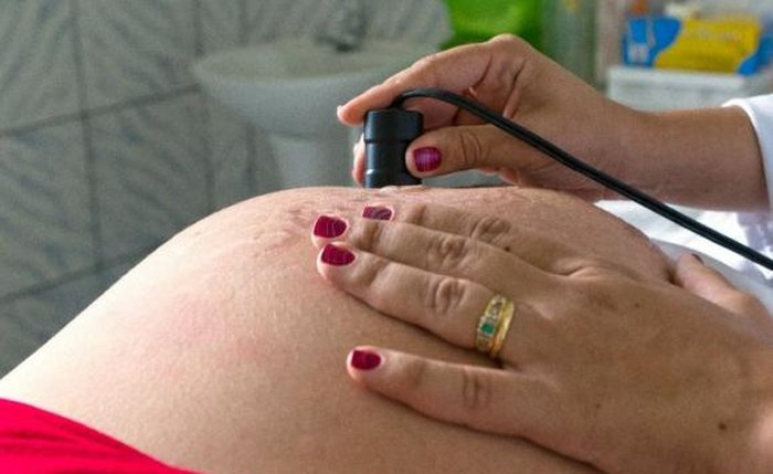 De acordo com o presidente da Sociedade de Pediatria de São Paulo, a ingestão de álcool na gravidez pode levar à Síndrome Alcoolica Fetal, responsável por má formação do feto, com efeitos a longo prazo /Portal Brasil