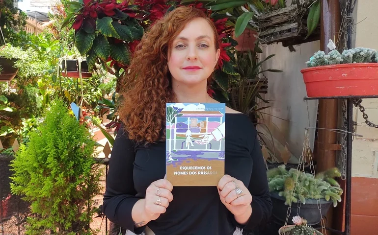 Escritora mineira Sarah Munck lança “Esquecemos os nomes dos pássaros”, uma obra poética de resistência e memória