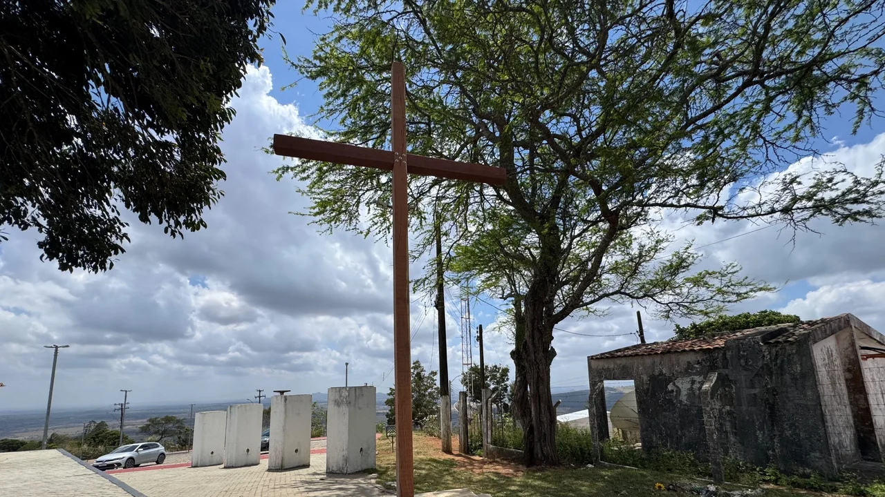Cruzeiro da Serra do Goiti é substituído após 137 anos em Palmeira dos Índios; peça original será preservada em museu