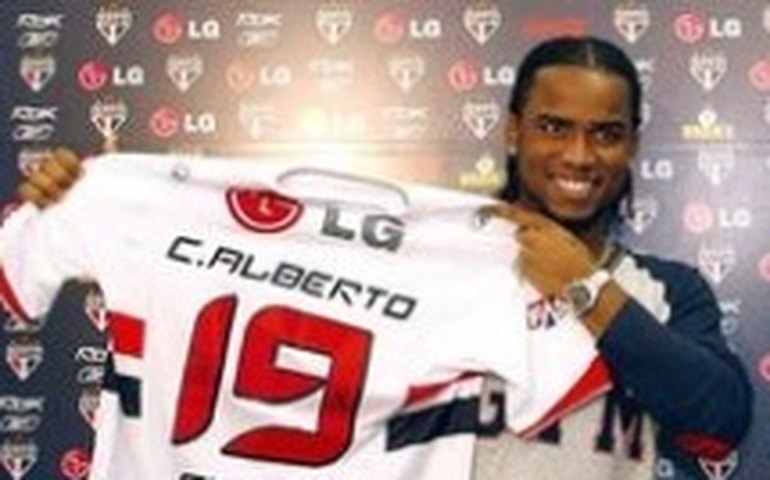 Dívidas, processos e polêmicas: relembre o histórico do ex-jogador Carlos Alberto