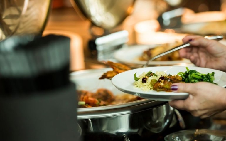 Trabalhador gasta, em média, mais de R$ 50 para comer fora de casa no Brasil. No Rio, valor é de R$ 60,46