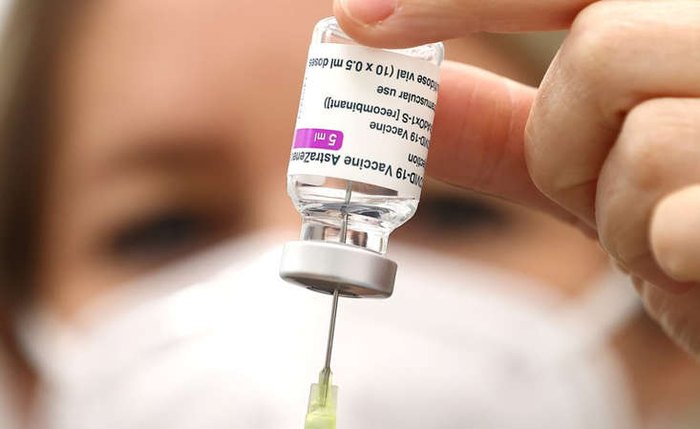 Pessoas devem seguir as indicações dos laboratórios responsáveis pela vacina