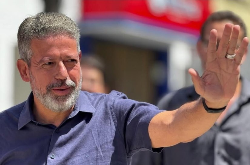 Retroescavadeiras e tratores: Arthur Lira lidera entrega de maquinário em 2025 fortalecendo prefeituras e trabalhadores rurais de Alagoas