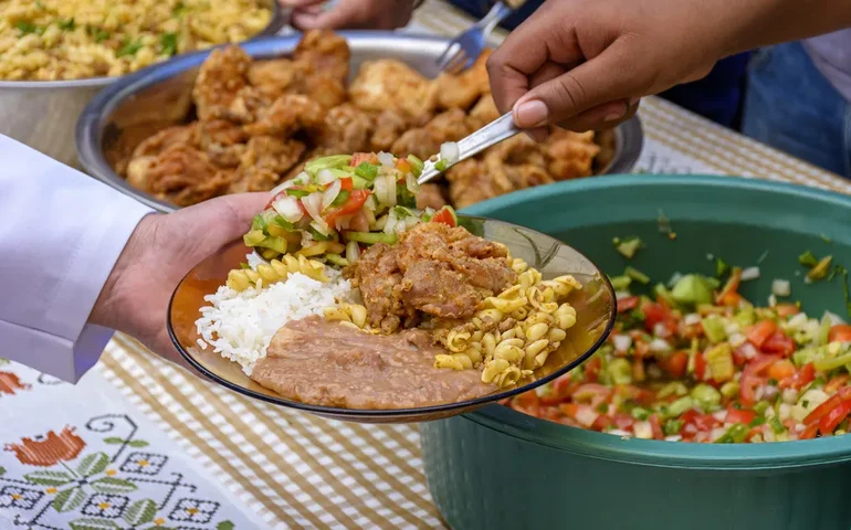 Preço médio de self-service por quilo em SP sobe 38,1% em 3,5 anos, apontam Procon-SP e Dieese