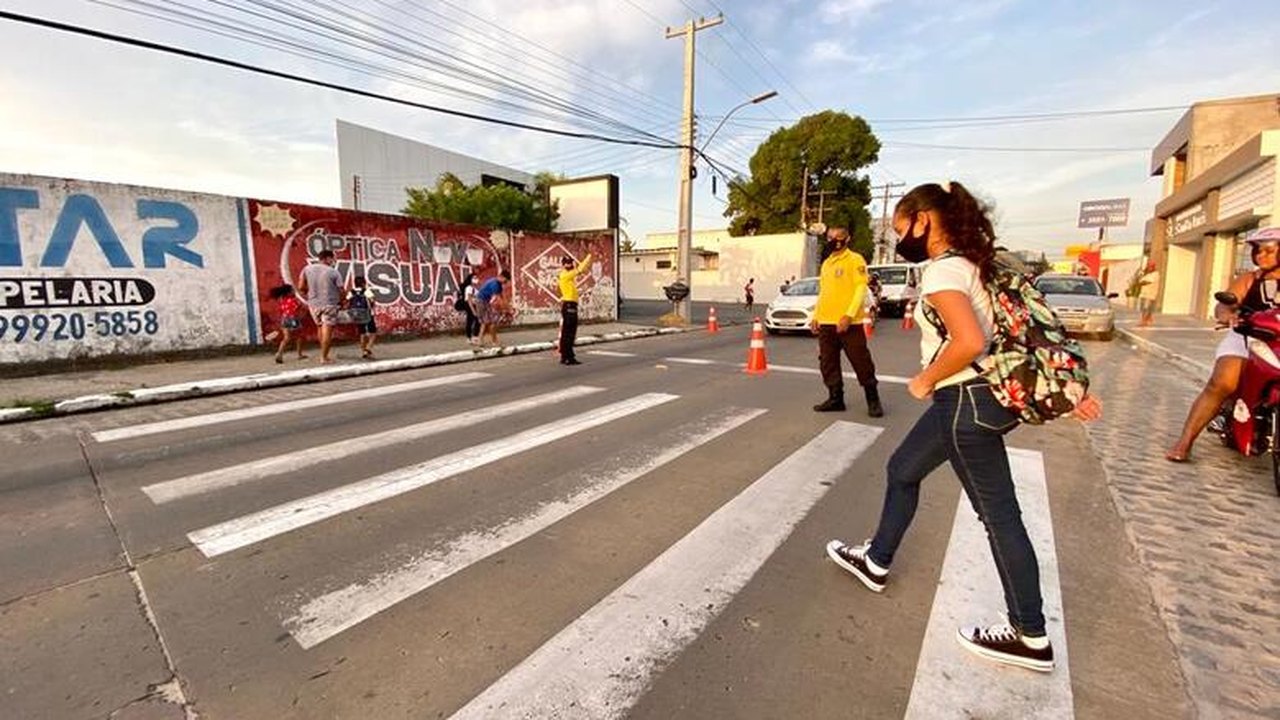 SMTT Penedo realiza ações educativas nas imediações de escolas e no Centro Histórico