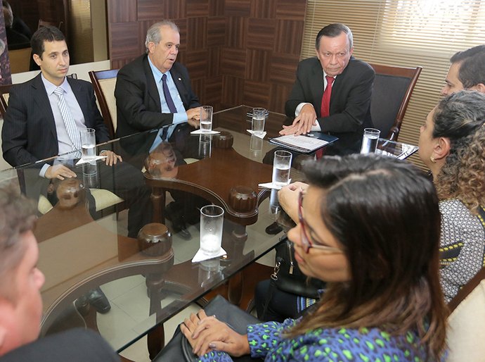 Vice-presidente do TJ discute derrubada de vetos ao PCCR em reunião na ALE