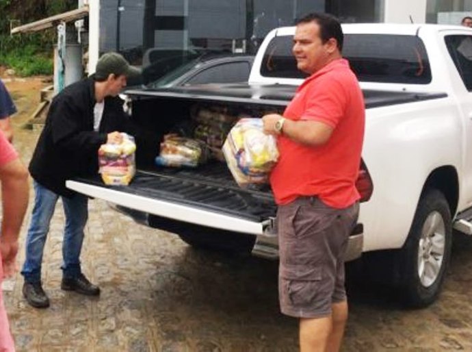 Prefeito comanda resgate e socorro às vítimas das chuvas em Paripueira